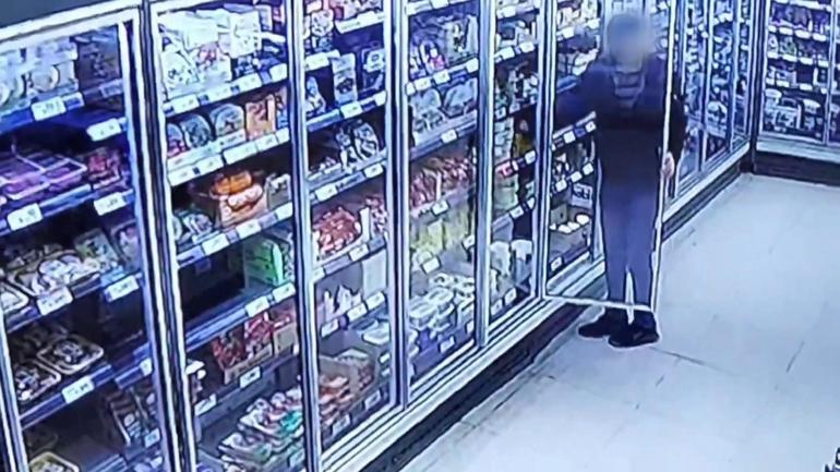 Esenyurt’ta marketten hırsızlık yaparken çalışana yakalandı
