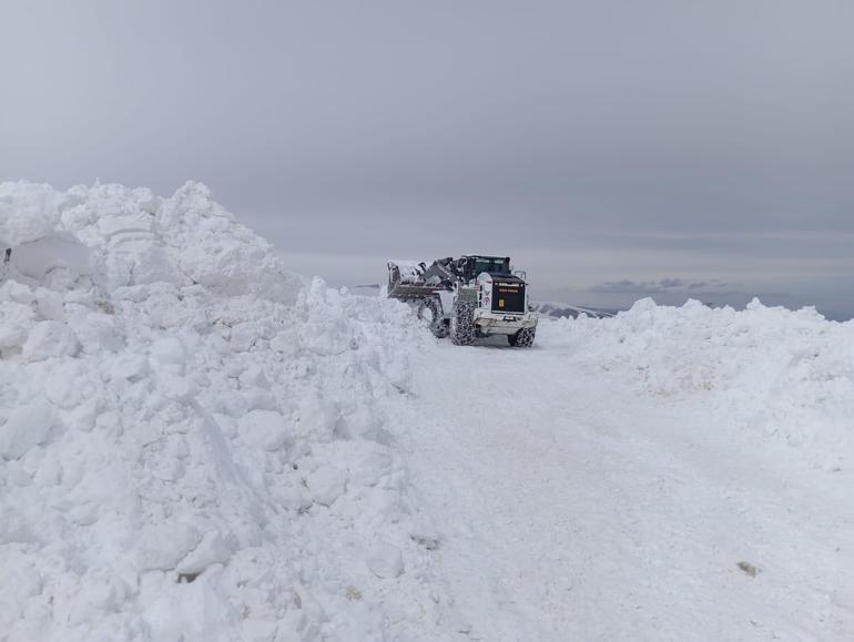Yüksekovada üs bölgesi yolunda 5 metre karla mücadele