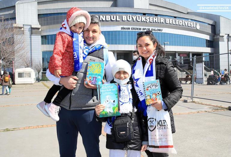 Anadolu Efesin Bir Kitap da Sen Getir kampanyası, maç bileti kazandırıyor
