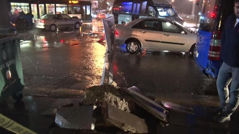 Ankarada fırtınada aydınlatma direği yola devrildi, 2 araç hasar gördü