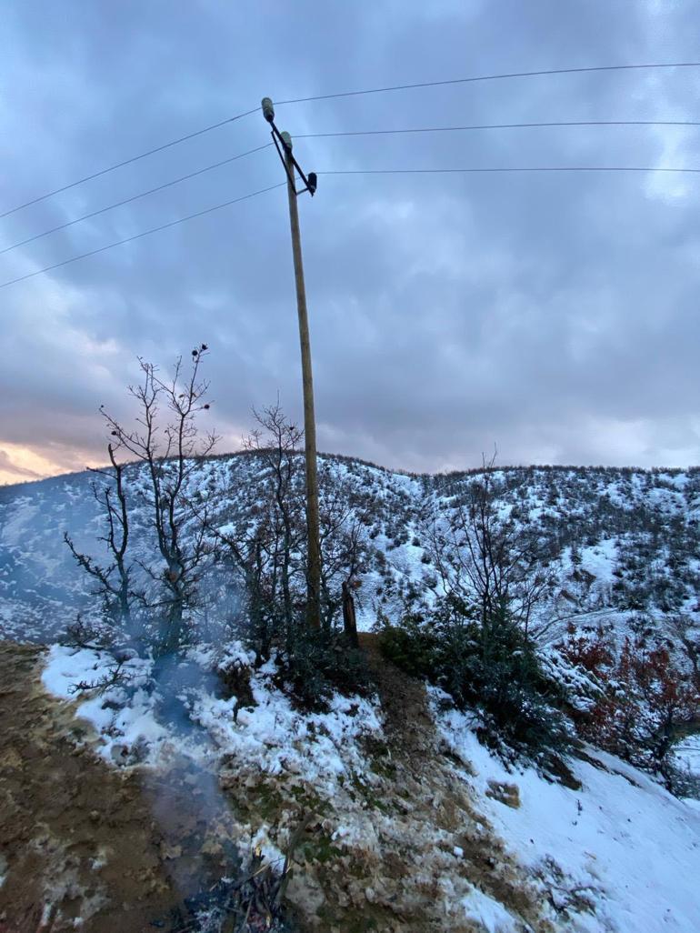 Karda 9 metrelik direği 2 kilometre sırtlarında taşıyıp, 9 köyü elektriğe kavuşturdular