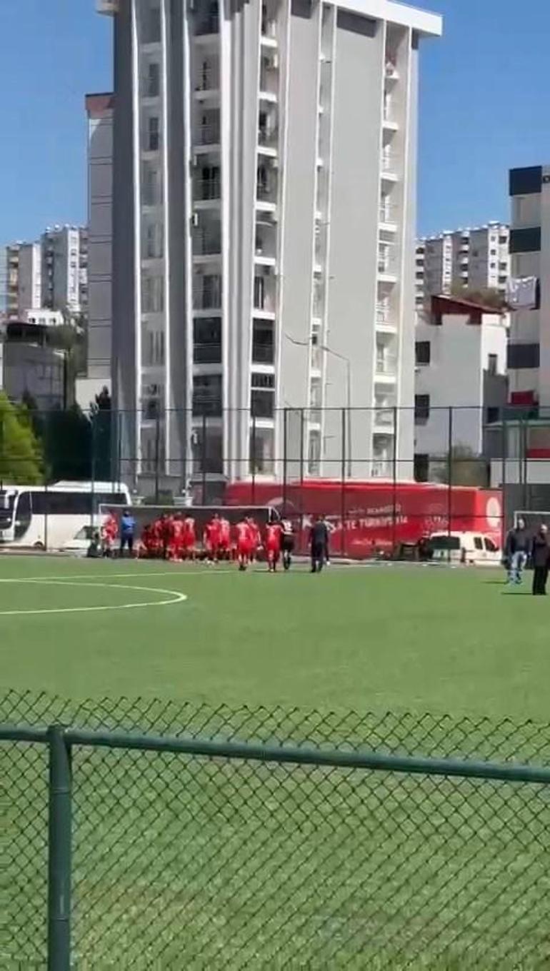 Futbol turnuvasında oyuncuların tekme tokat kavgası