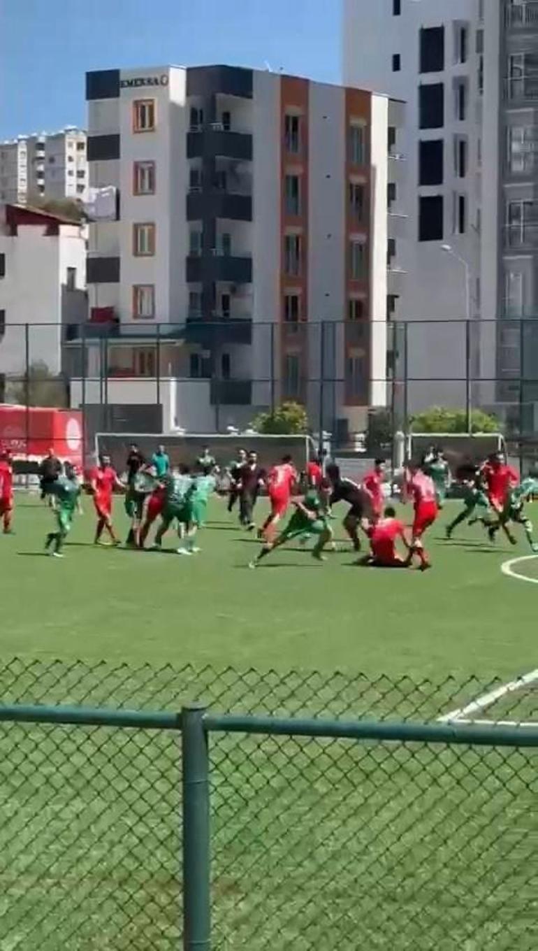 Futbol turnuvasında oyuncuların tekme tokat kavgası