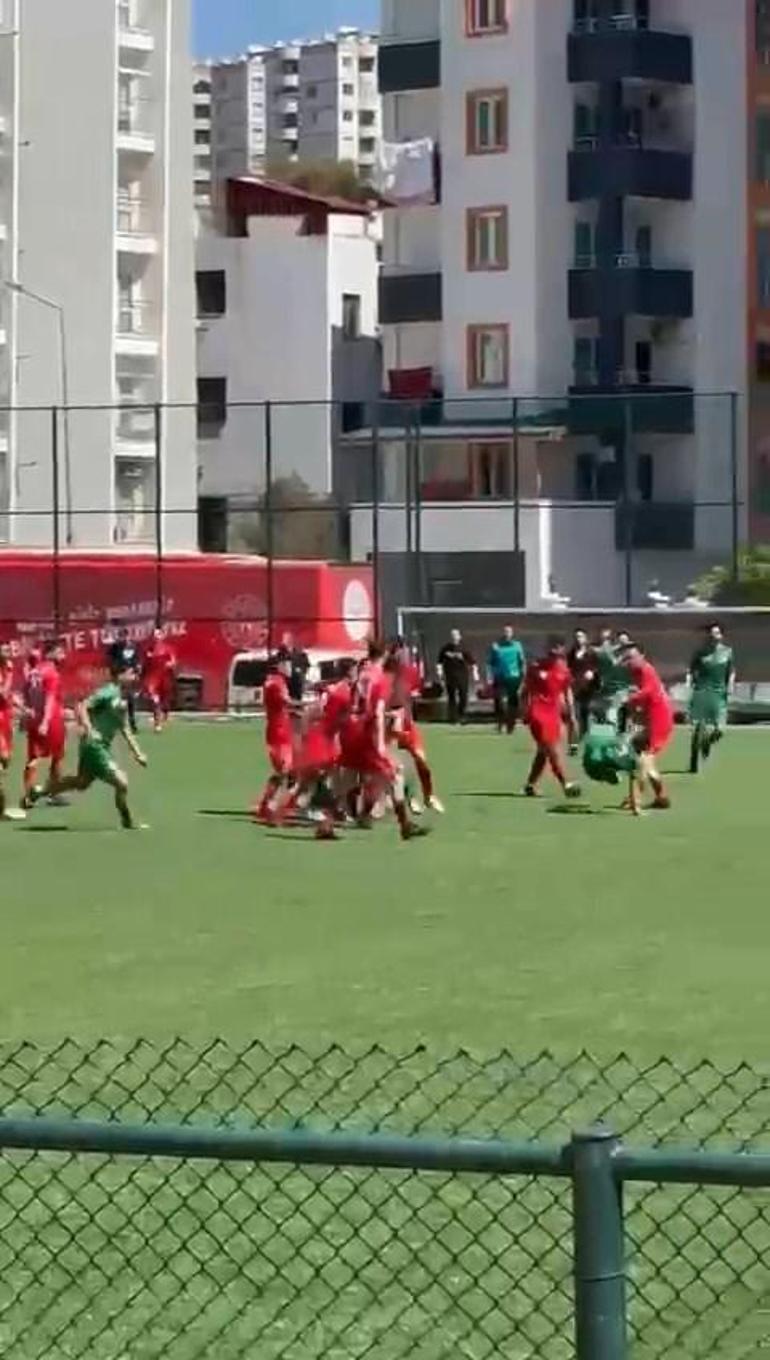 Futbol turnuvasında oyuncuların tekme tokat kavgası