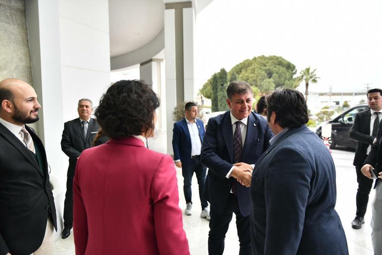 CHPnin İzmir Büyükşehir Belediye Başkan Adayı Cemil Tugay iş insanlarıyla buluştu