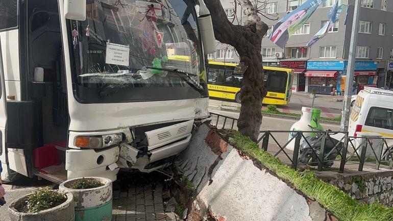 Freni boşalan servis otobüsü, minibüs ile binanın önündeki korkuluklara çarptı