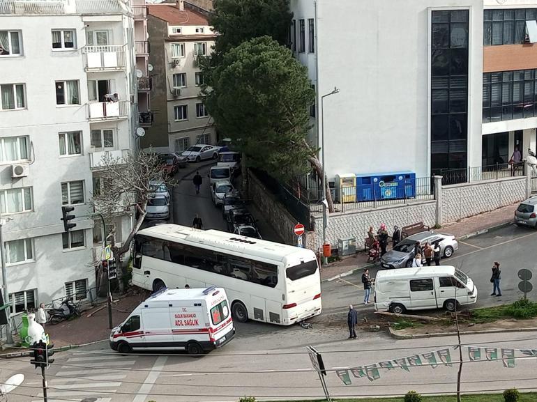 Freni boşalan servis otobüsü, minibüs ile binanın önündeki korkuluklara çarptı