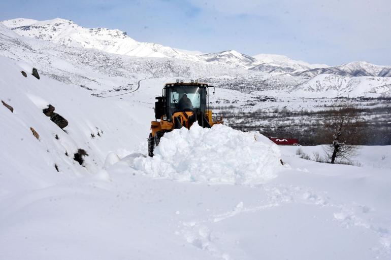 Bitliste kar yağışı; kapanan 75 yoldan 24ü açıldı