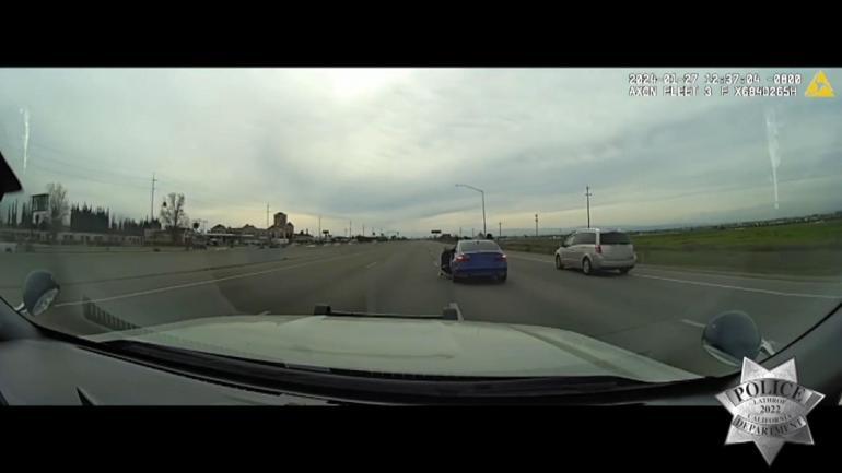 ABD’de şüphelinin, aracın kapısına tutunarak sürüklendiği anlar polis kamerasında