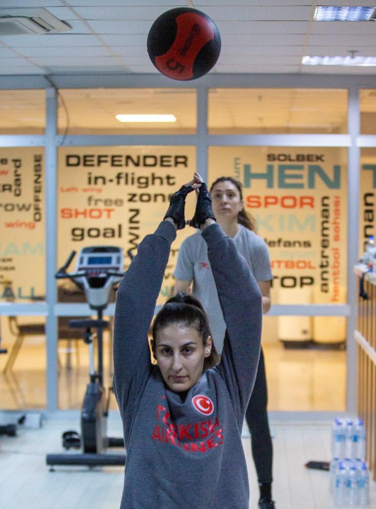 A Milli Kadın Hentbol Takımı, Karadağ ve Sırbistan maçlarının hazırlıklarına başladı