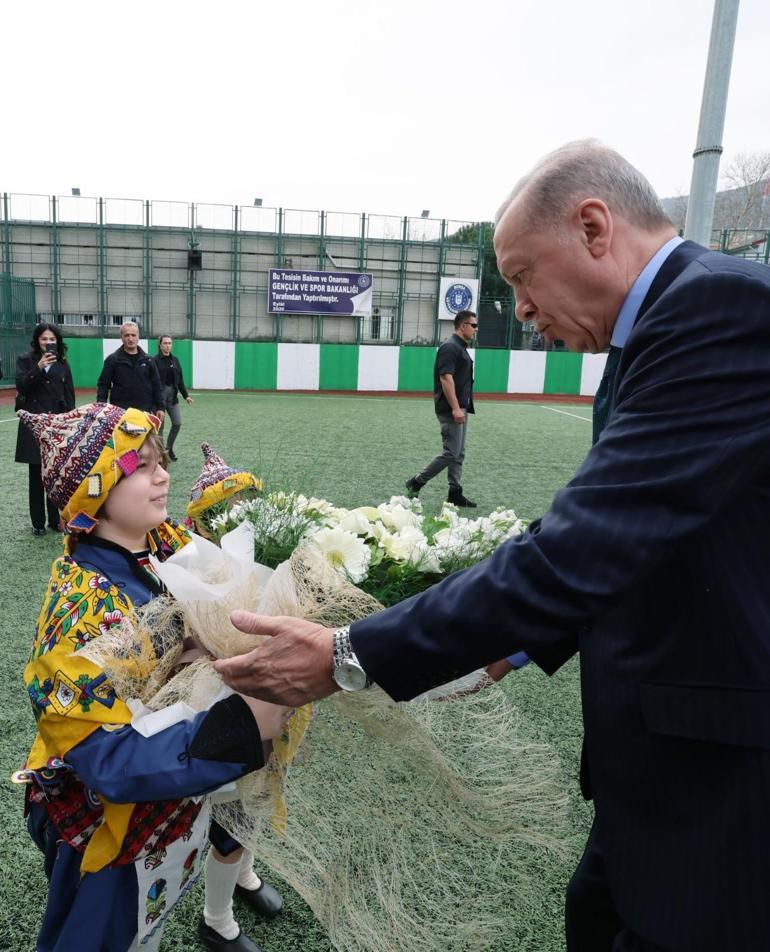 Cumhurbaşkanı Erdoğan, Bursa’da; çocuklara oyuncak Togg dağıttı