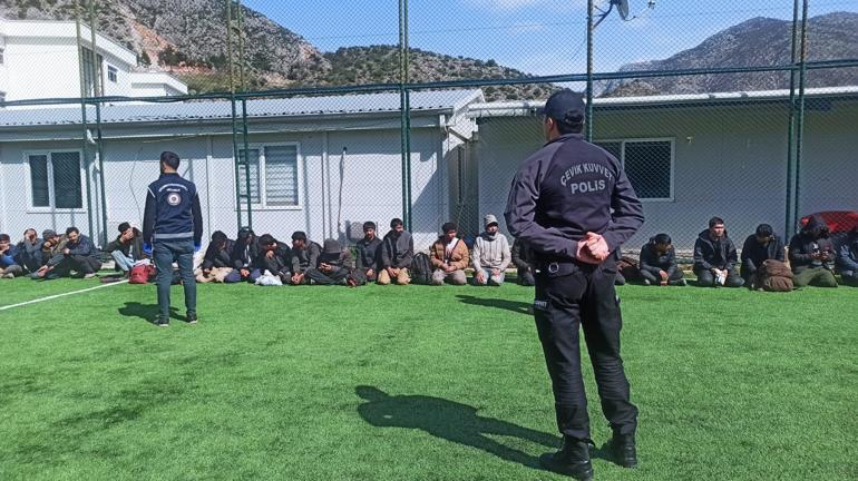 Mercimek yüklü TIRın dorsesinden 40 kaçak göçmen çıktı