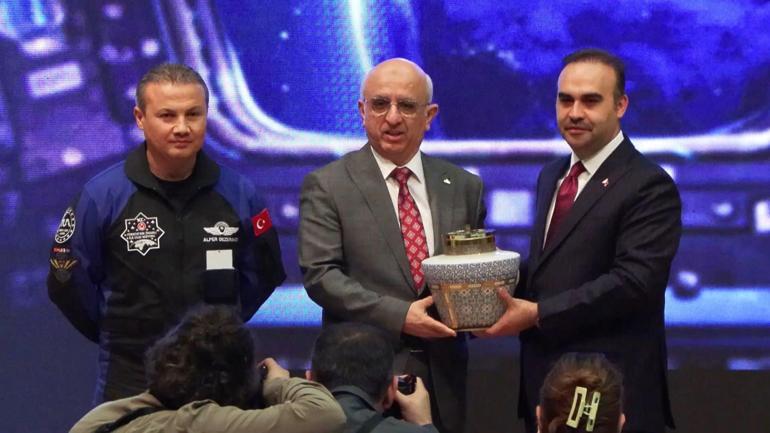 Bakan Kacır ve Türkiyenin ilk astronotu Gezeravcı Gençlik Buluşmasına katıldı