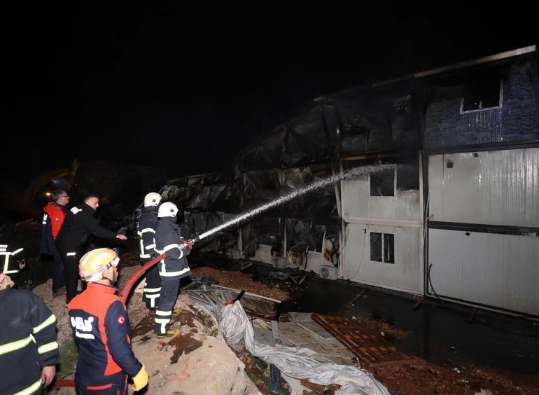 Adıyamanda TOKİ şantiyesindeki konteyner yangını 2 saatte söndürüldü