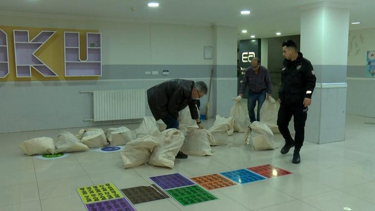 İstanbulda oy pusulaları güvenlik önlemleri altında okullara getirildi