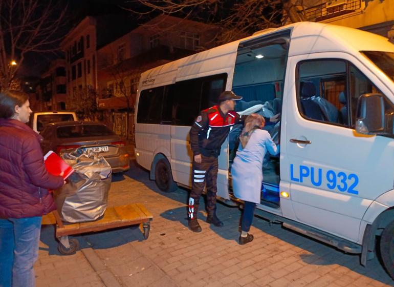 İstanbulda oy pusulaları güvenlik önlemleri altında okullara getirildi