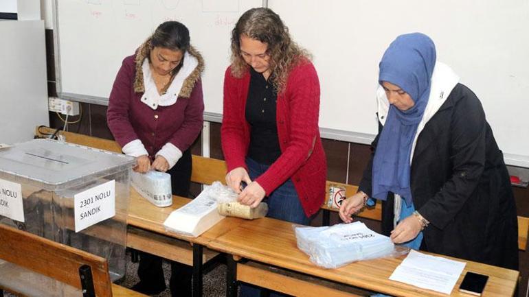 Antalyada sandık görevlileri yemin ederek göreve başladı