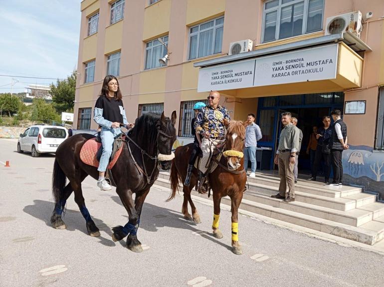 İzmirde atları ile oy vermeye geldiler