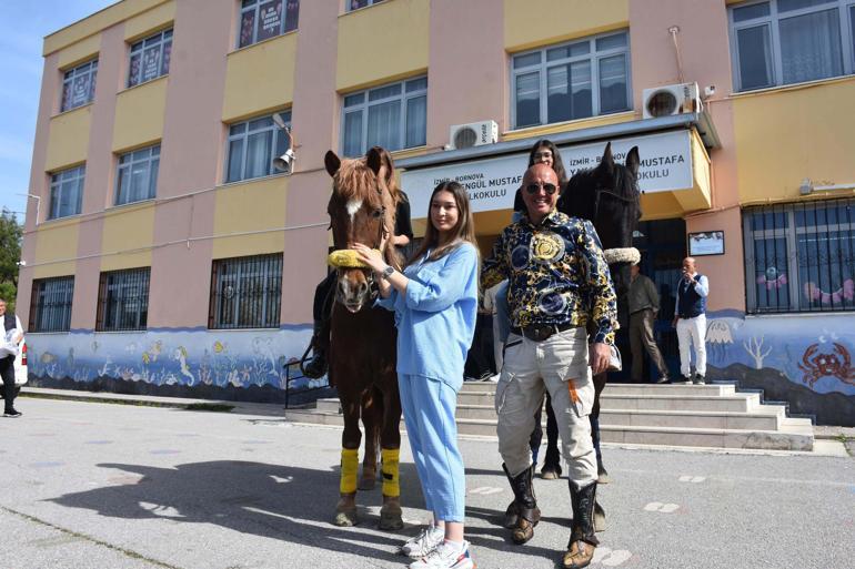 İzmirde atları ile oy vermeye geldiler