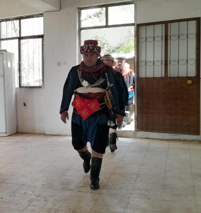 Efe kıyafetleri ile oy kullandılar