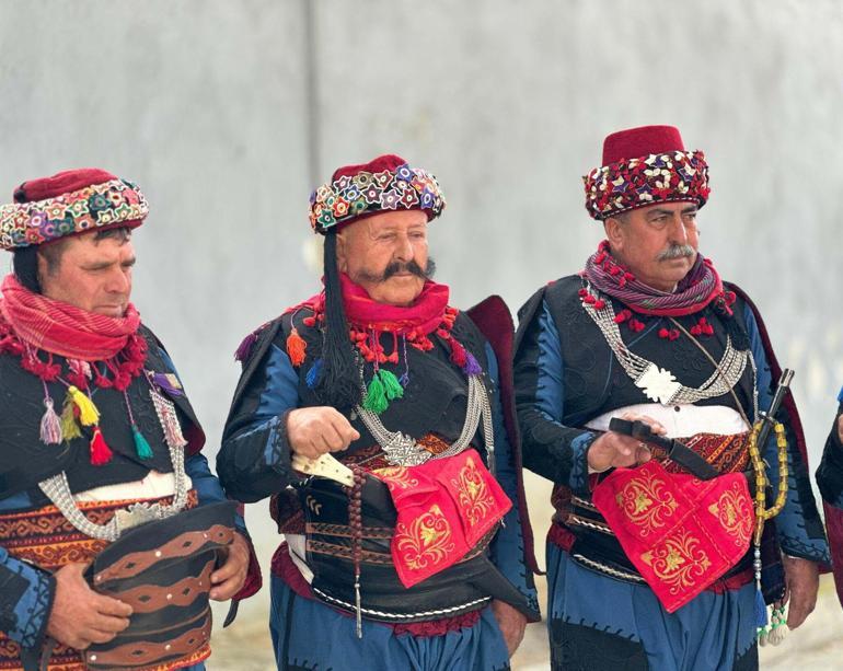 Efe kıyafetleri ile oy kullandılar