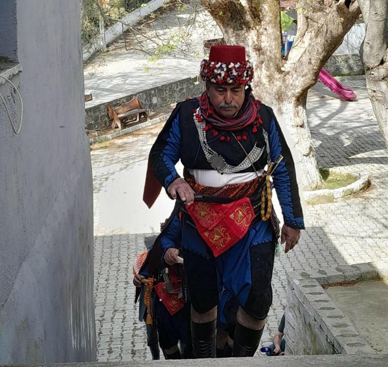 Efe kıyafetleri ile oy kullandılar