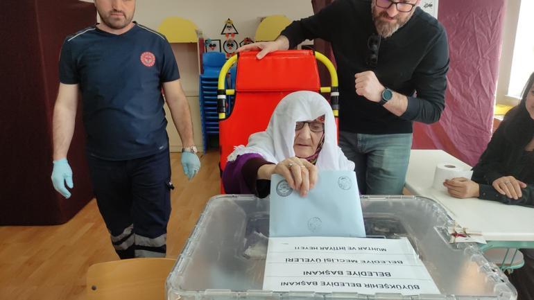 91 yaşındaki seçmen, sandık başına sedye ile götürüldü