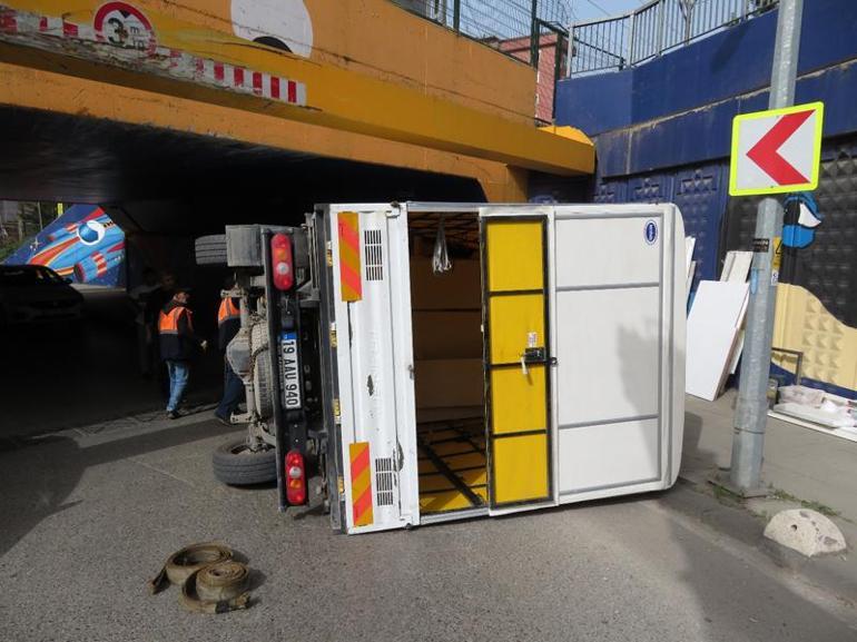 Kadıköy’de alt geçite çarpan kamyonet yan yattı