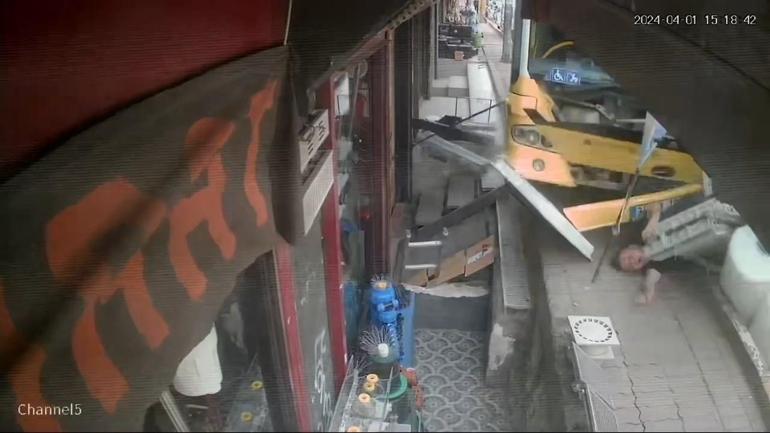 Beyoğlunda İETT otobüsü kaldırımdakilere çarptı: 2 yaralı
