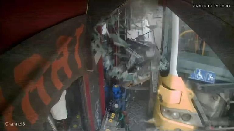 Beyoğlunda İETT otobüsü kaldırımdakilere çarptı: 2 yaralı