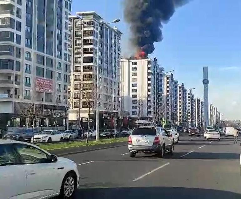 Çatı yangınında alevler arasında kalan itfaiye eri, hortuma tutunarak inerken düştü; o anlar kamerada