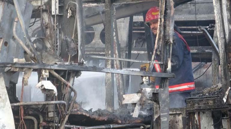 Bursada hurdalıkta çıkan yangında 6 otobüs alev alev yandı