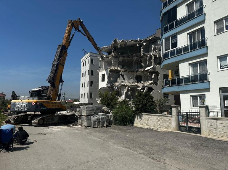 Erdemli’de yan yatan bina yıkılıyor