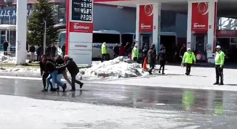 İzinsiz yürüyüş yapmak isteyen DEM Partililere polis müdahalesi