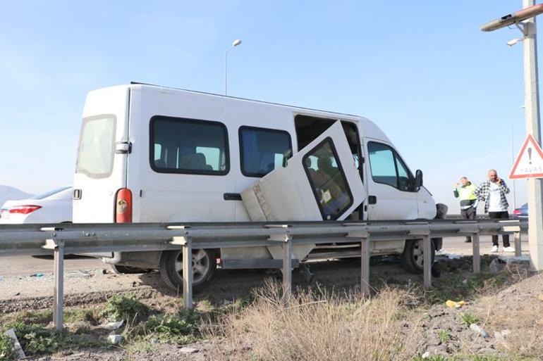 Kayseride kamyon, servis minibüslerine çarptı: 1i ağır, 10 işçi yaralı