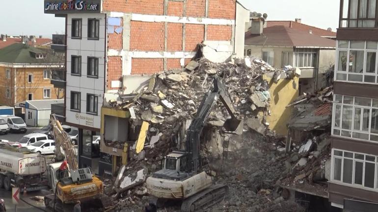 Avcılarda yıkılan binanın bitişiğindeki apartmanın balkon duvarının olmadığı ortaya çıktı