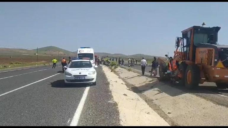 Şanlıurfa’da otomobil ile kamyon çarpıştı: 2si çocuk 4 ölü