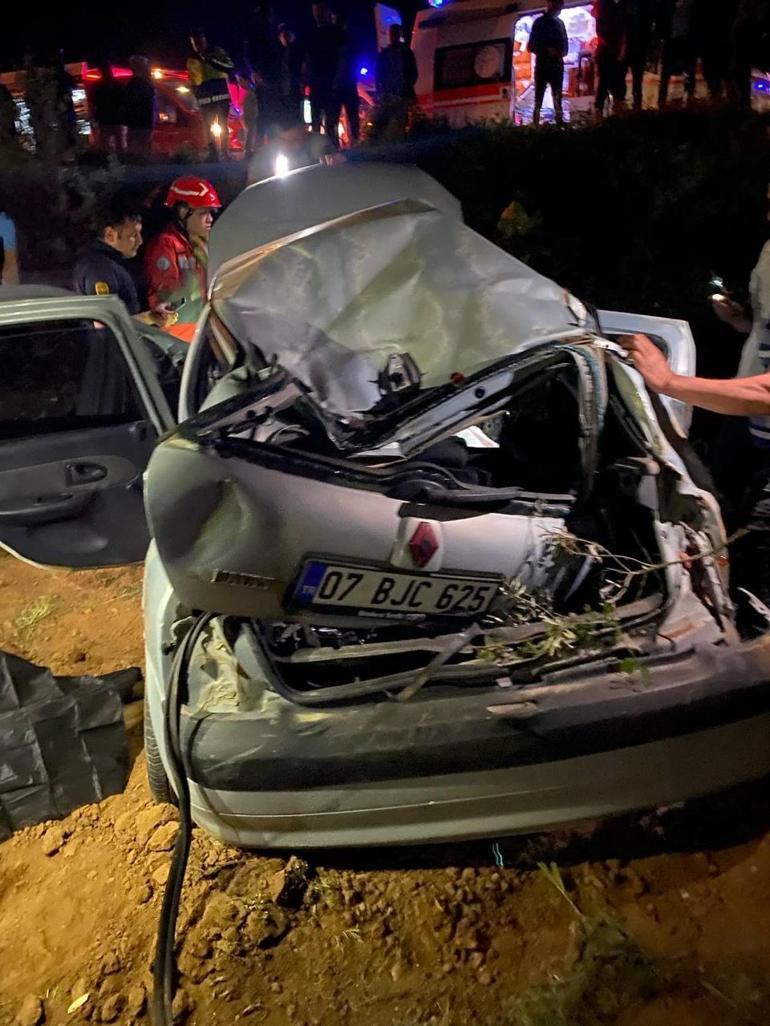 Muğlada kamyonet ile otomobilin çarpıştığı kazada 2 sağlık çalışanı öldü, 3 kişi yaralandı