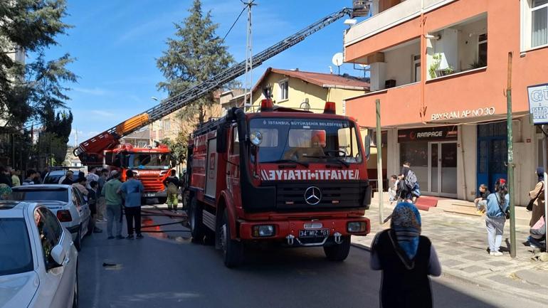 Ümraniyede alevler arasında can pazarı; Çatıda kalan komşularını böyle kurtardılar