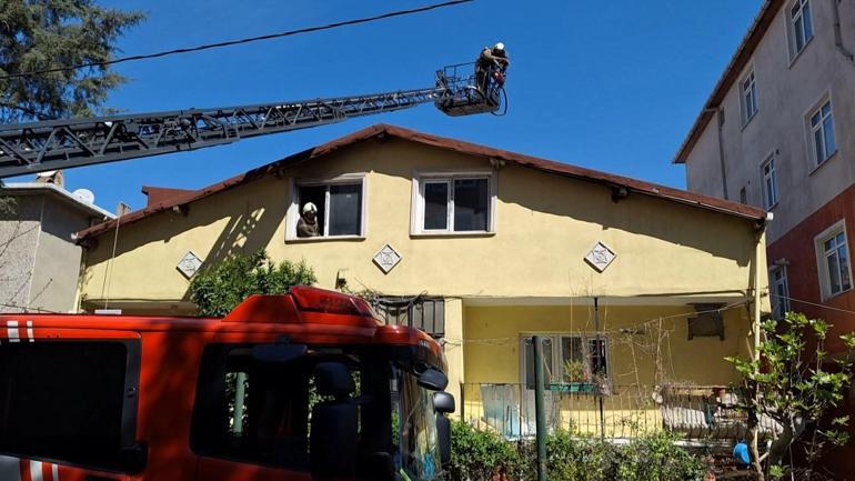 Ümraniyede alevler arasında can pazarı; Çatıda kalan komşularını böyle kurtardılar