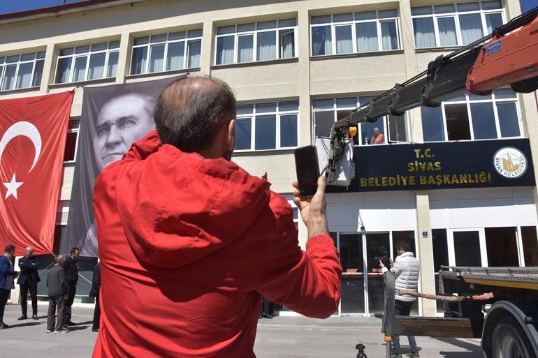 Sivas Belediyesi’nin tabelasına T.C. ibaresi eklendi