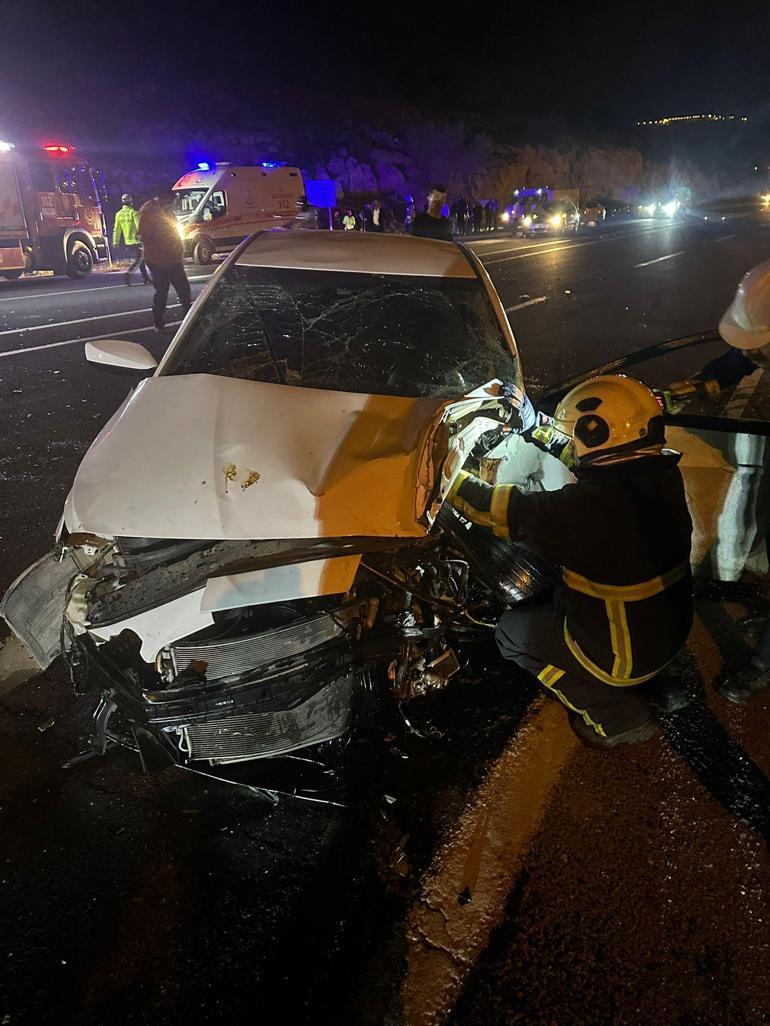 Mardinde otomobil ile hafif ticari araç çarpıştı: 6 yaralı