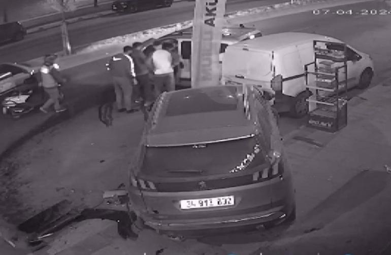 Sultangazide hafif ticari araç park halindeki otomobile çarptı: 2 yaralı