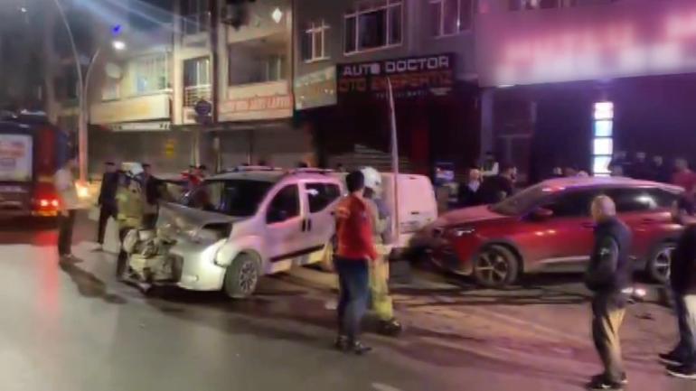 Sultangazide hafif ticari araç park halindeki otomobile çarptı: 2 yaralı