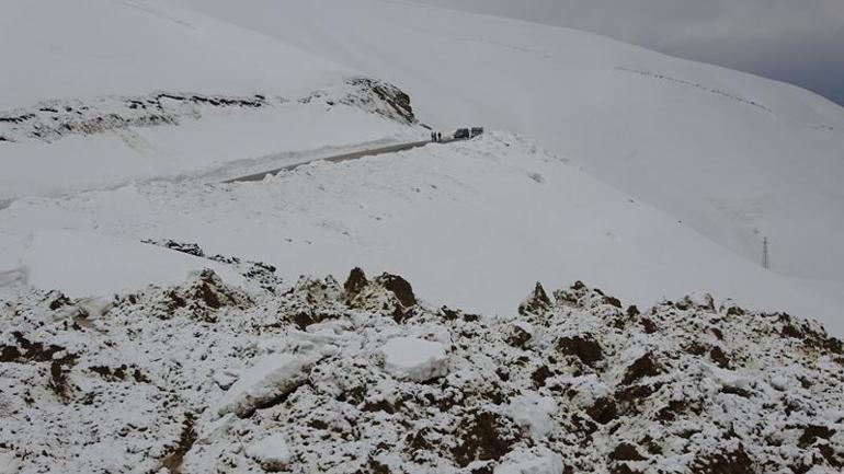 11 köy ve mezranın ulaşımının sağlandığı yol, heyelan nedeniyle kapandı