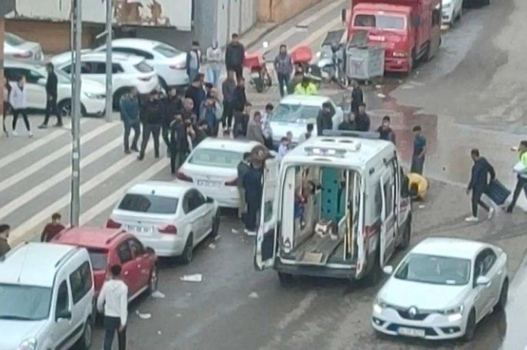 Diyarbakırda otomobilin çarptığı motokurye yaralandı; o anlar kamerada