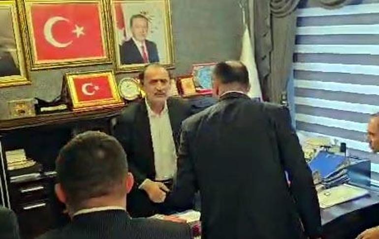 Seçimi kaybeden Yeniden Refahlı başkan, devir- teslimde MHPli milletvekiline çiçek fırlatıp, küfretti; o anlar kamerada