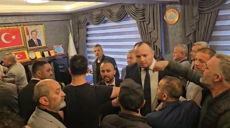 Seçimi kaybeden Yeniden Refahlı başkan, devir- teslimde MHPli milletvekiline çiçek fırlatıp, küfretti; o anlar kamerada