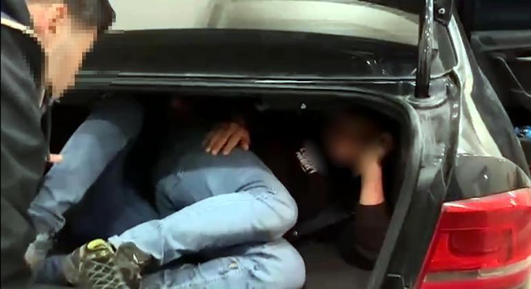 Göçmenler, otomobilin bagajında Bulgaristan’a kaçarken yakalandı