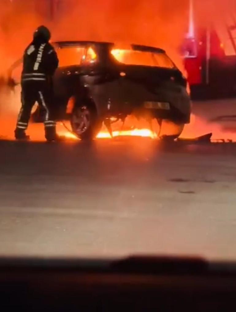 Sultangazide park halindeki otomobil alev alev yandı